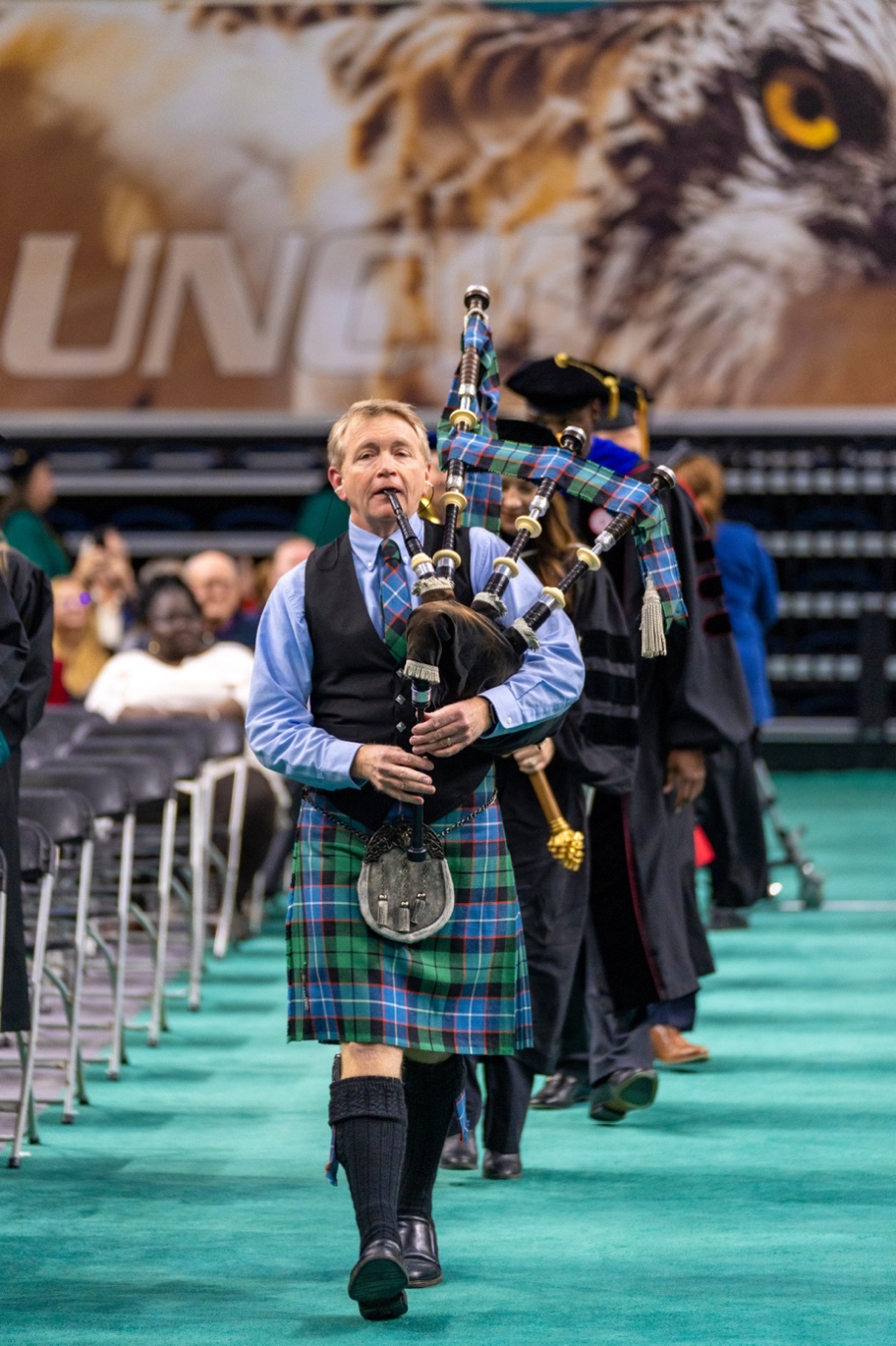 A person playing bagpipes in a crowd

AI-generated content may be incorrect.